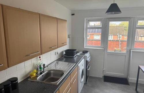 Comfortable 2-Bed Flat Balcony Near Airport - Photo 7