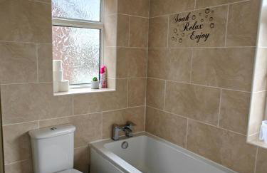 Spacious Solihull Home 5 Beds 2 Sofa beds - Max 10 - NEC BHX Spacious 4 Bedroom Home - NR JLR, Birmingham Airport, HS2 Sites, Resorts World, A45, M42 Mell Square - Regular Work Stays Available - By Samina, ARZ Stays - Photo 29