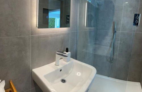 Relaxing private entrance ensuite room with stunning sea view and swimspa - Photo 22