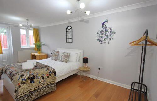 Cheerful 3 Bedroom 2 Bathroom Bungalow by CozyNest - Photo 7