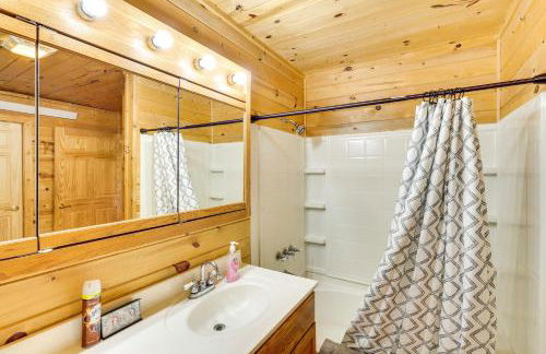 Wraparound Deck and Grill Deadwood Cabin - Foto 15