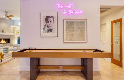Pool + Hot Tub, Yard, Games Chic Midcentury Design Painted Sand by Avantstay - Foto 34