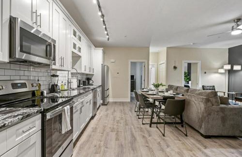 Upscale 2BR suite With Free Parking and Walkable Area - Foto 11