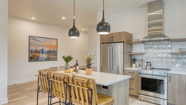 Sleeps 40! 8 Modern Units/20 Bdrs w/ Deck+hot Tub, 10mins to Downtown & Old Bend - Photo 5, Interior