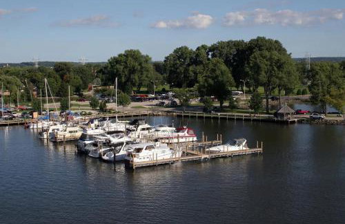 Central Oshkosh Stay - Walk to Lake and Downtown - Foto 6