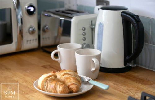 Large 4 Bed House - Long Stays Welcome - Smart TVs in Each Bedroom - Parking - Wifi - Foto 18