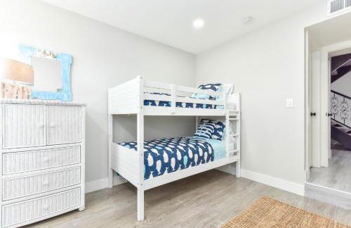 Sunset Island 3 Level Home on the Water sleeps 10 - Photo 28