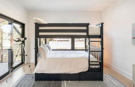 6BDR Luxe Pool Retreat • City Views Ping Pong Foosball Guest House Henley - Foto 49