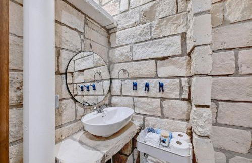 Luxury Lakefront Escape on Lake Travis - Photo 24