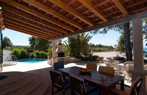 Deluxe Villa Sirena on the beach with Pool - Photo 12