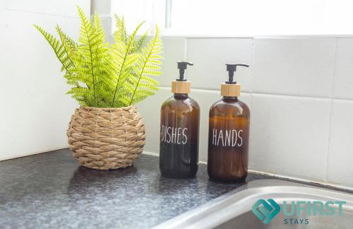 Bright 4 BR Home - Forest Fields - City Centre - Free Parking - WiFi - Close to Forest Rec - Sleeps 8 - Foto 23