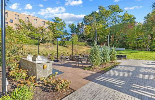 The Sutton - Elevated Minimalist Escape with Free Parking and Metro - Foto 27