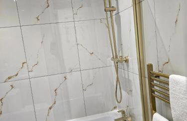 Contemporary & Spacious 1BD - Fireplace with Modern Comforts - Foto 5