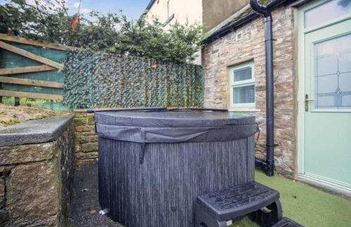 NEW! Luxurious Cottage in Durham by Stay With Us, Ideal for Large Groups & Families, Hot Tub, Sleeps 10! - Foto 59