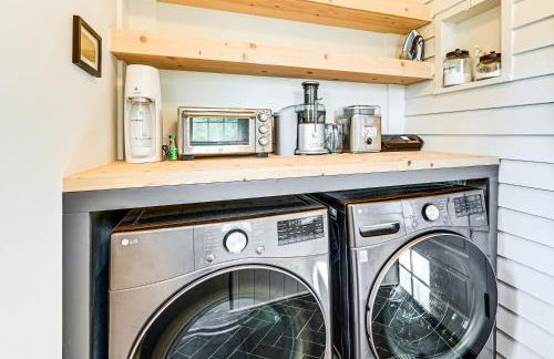 Main Street Elkin Retreat Home with Backyard Oasis - Foto 25