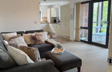 Uxbridge-Modern 2 bed Apt with Lift & Parking - Photo 17