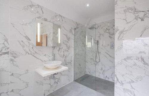 Luxurious Relaxing 6 Bed House for great comfort - Photo 11