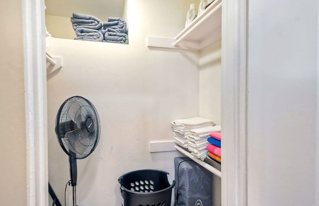 Southern Exposure w/ Private Balcony - Foto 21