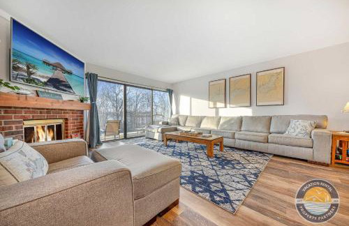 Modern Lake Geneva Condo with Year-Round Views - Foto 1