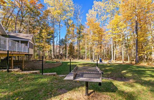 Impressive Dual Woods and Lake Homes That Sleep 32 - Foto 45