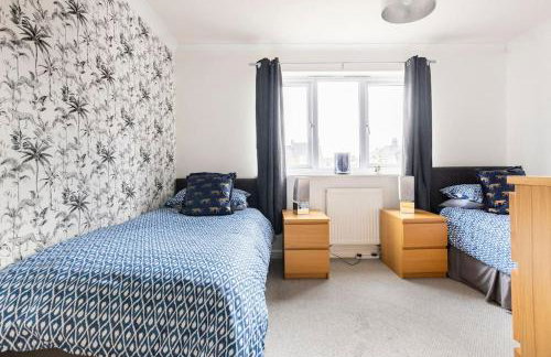 Modern 3 bedroom home *EVcharging* Garden, Parking - Photo 9