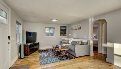 Little Blue Bungalow on Boise's Bench, Pet Friendly, Fully Fenced yard with doggie door! 2 miles from BSU, 5 minutes from Downtown Boise, Desk and workstation for remote workers, 2 TV's large walk-in closet, Good for mid-term stays - Foto 5, Other