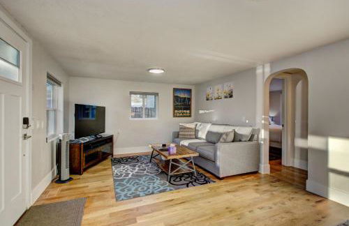 Little Blue Bungalow on Boise's Bench, Pet Friendly, Fully Fenced yard with doggie door! 2 miles from BSU, 5 minutes from Downtown Boise, Desk and workstation for remote workers, 2 TV's large walk-in closet, Good for mid-term stays - Foto 5