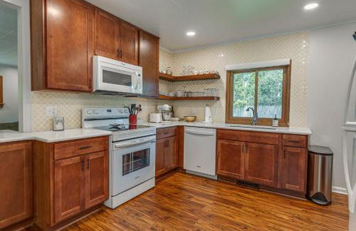 Beautiful 3BR Home Near Lake MI - Photo 31