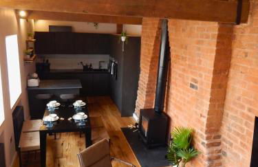 DJH Homes - Luxurious and chic 3BR Grade II Industrial House with log burner and electric blinds - JQ, Birmingham City - Foto 1