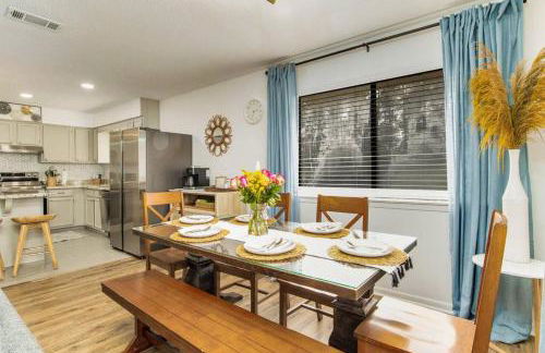 Woodsy Retreat, steps to Bay - Hot tub! - Foto 12