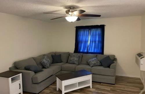 Comfortable downstairs 2 bed next to Fort Sill - Photo 1