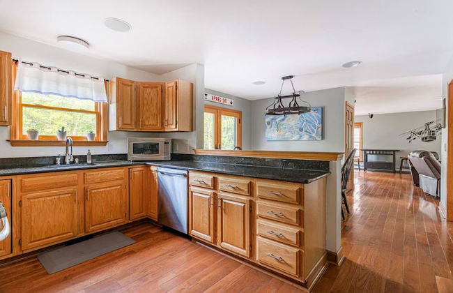 Family Fun Oasis Hot Tub Steam Room Pool Stream Firepit Games - Foto 27