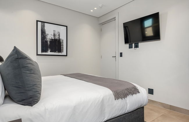 One Calais Luxury Apartments - Photo 30