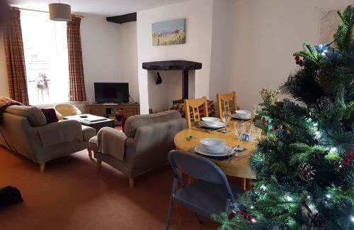 Ty'n y Cwm, Nant Peris - Photo 2