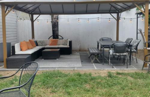 Charming 2BR Getaway with Modern Comforts - Foto 49