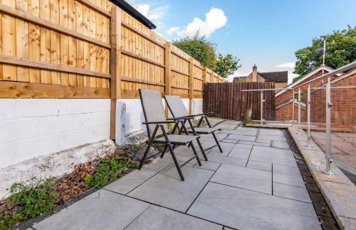 5Bed House with Games Room & Slide! Fast WiFI & FREE Parking - Photo 27