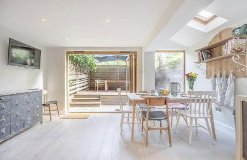 Stylish 3-floor 3bed home with garden near river - Foto 1