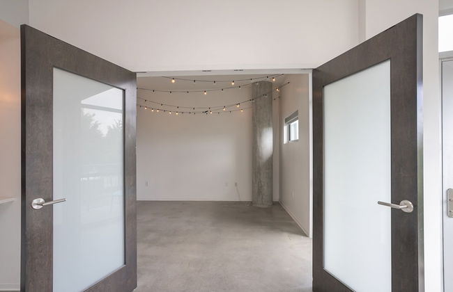 Unfurnished Condo | Amazing Layout with Balcony and In-building Storage Unit - Foto 3