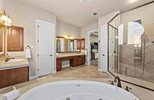 Lake Travis Family Retreat with Theater Game Room and BBQ 7 min from Marina - Foto 10