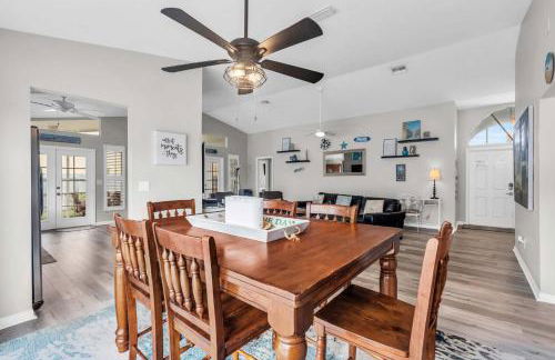 Charming Heated Pool Home - 3 miles to the Beach, Pet and Family Friendly -Available Year Round! - Photo 7