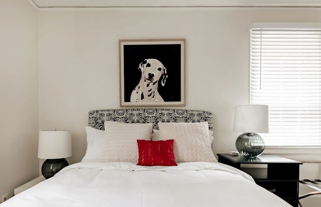 Gather Around the Mid-century Table at a Tranquil Haven - Foto 6