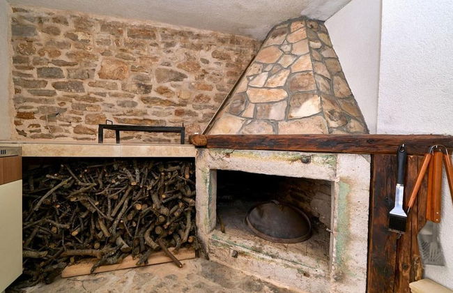 Elegant Stone House With Jacuzzi, Terrace, and Private Yard in Solta - Foto 16