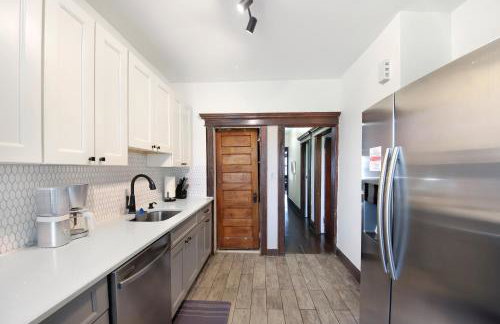 The Vic 3-BR Quick NYC Access & Parking - Foto 23