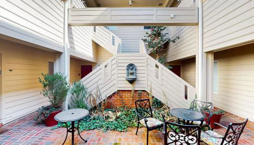 Charming Condo with Central AC, Washer/ dryer, and Full Kitchen - Photo 3