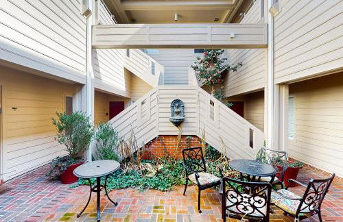 Charming Condo with Central AC, Washer/ dryer, and Full Kitchen - Photo 3