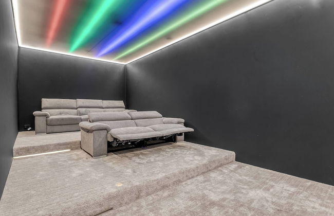 Glamorous & Stylish Getaway - Photo 12