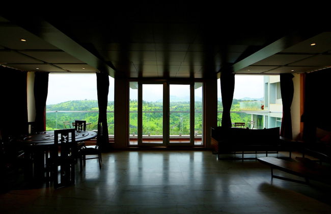 Royal Oakwood Villa by Shiloh Stay - Photo 26