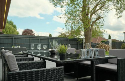 Modern Spacious House - Sleeps 16, Free Parking, Sun Terrace - Foto 42