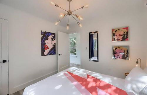 Stylish 3BR East Side Retreat w Patio & BBQ - Foto 15