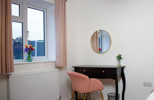 6 BR 3 Bath Spacious Tudor House & Free Parking - Foto 50